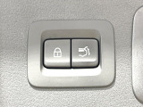 【パワーバックドア】スマートキーや運転席のボタンを押すだけでリアゲートが自動で開閉します!荷物を持っている時や、高い位置にあるバックドアを閉める際に便利な機能です♪
