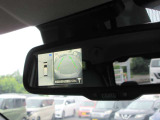 〔スマートルームミラー〕内蔵モニターにより後方の状況をクリアな画像で確認出来ます。夜間も勿論、くっきり!通常のルームミラーに切替も可能です。