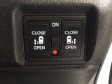 【両側パワースライドドア】両側がパワースライドドアになっており、運転席のスイッチやスマートキーでも開閉が可能です!開口部も広いので乗り降りも楽々♪