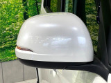 【電動格納ミラー】サイドミラーは電動格納式となっており、狭い駐車場でもキズがつくリスクを抑えられます。