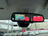 ルームミラーに映像を表示。モニターとミラーが同じ視線で確認できるので使い勝手にも優れてます。