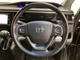 ハンドルにHondaセンシング系のクルーズコントロールやレーンキープアシストなどのスイッチと、オーディオの操作スイッチが装備されています。ハンドルから手を離さず安全に操作できます。