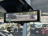 車両後方のカメラ映像がミラーに映るので、乗員や荷物が多くても視界を遮らず安心です。また、広角カメラで映しているので通常のミラーより視界が広く、夕方や夜間でもクリアな後方視界を確保することが出来ます。