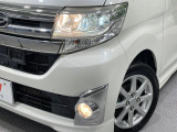 【LEDヘッドライト】悪天候や夜間走行時も良好な視界を確保し安心して運転できる高輝度LEDヘッドライトを装備!点灯速度が早く、消費電力も抑えられています。