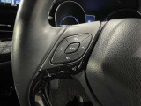 【ステアリングスイッチ】運転中に視線を前に向けたまま画面の操作できます。
