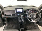 【前方視界】開放的な前方視界!運転がしやすく疲れにくいです♪窓が大きく、見通しがとっても良いおクルマですよ♪