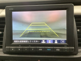 【バックカメラ】運転が苦手な方も車庫入れラクラクです!ギアをリバースに入れれば自動的に切り換わりますので、面倒な操作は不要です♪狭い駐車場もお車を傷つけず安心ですね!