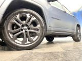 ●純正18インチアルミホイール:輸入車ならではの卓越した走りを支えるホイールと足回りです!日本車の走りに慣れている方にもぜひ体感して頂きたいほど、高いレベルでまとまっていま