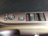 運転席のスイッチで全てのウィンドウの開閉操作を行うことができます。ロックボタンをONにしておくと、運転席以外のウィンドウは作動しないのでお子様を乗せているときなども安心ですね♪