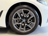 BMWの純正アロイホイールは軽量かつ強度にも優れているホイールで走行性能を引き上げる設計になっております。足元にもBMWは妥協がなくこだわっている個所になります。