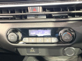 【オートエアコン】一度お好みの温度に設定すれば、車内の温度を検知し風量や温度を自動で調整。暑い&hellip;寒い&hellip;と何度もスイッチ操作をする必要はありません。快適な車内空間には必須の機能ですね♪