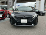 水平基調のフロントデザインに、細部まで研ぎ澄まされたLEDシグネチャーが融合。未来感あふれるマスクが、オーラならではの上質さを強く印象づけます