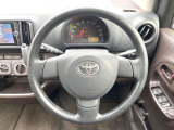 インテリアに合わせたデザインのステアリングは、運転される方のことも考え、運転しやすい形状、大きさです。是非一度、実際に触ってお確かめください。