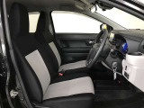 高いホールド性で運転姿勢が安定します。長距離ドライブでも疲れにくいのが魅力です。快適なドライビングライフをお送りください♪