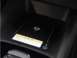 ◆ワイヤレス充電器◆ワイヤレス充電規格Qiに適合した機器を充電エリアに置くことで使用できます。