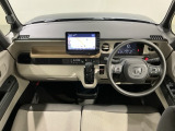使いやすいレイアウトのダッシュボード周辺です。オートエアコンや小物入れなど嬉しい装備が満載です。