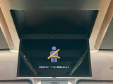 【13.2型有機ELフリップダウン】三列目からでも迫力のエンタメが観れる大画面フリップダウン。有機ELのモニターでは、一般的なフリップダウンよりも高コントラストでキレイな映像を楽しめます。