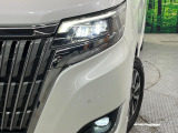 【LEDヘッドライト】悪天候や夜間走行時も良好な視界を確保し安心して運転できる高輝度LEDヘッドライトを装備!点灯速度が早く、消費電力も抑えられています。