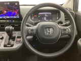 【ハンドル】運転にかかわる様々な操作を安全に行えるように視点移動が少なく操作性に配慮されたスイッチ類が凝縮されたコックピットです。
