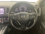 ハンドルにHondaセンシング系のクルーズコントロールやレーンキープアシストなどのスイッチと、オーディオの操作スイッチが装備されています。ハンドルから手を離さず安全に操作できます。