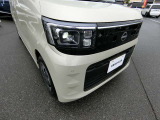 LEDヘッドランプは、白く明るいのが特徴です。フォグランプ無しです。