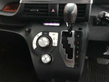 左右独立温度コントロールフルオートエアコンです。運転席、助手席それぞれで独立して温度設定ができます。冷え性の方が乗っても安心ですね♪