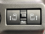 【両側パワースライドドア】スマートキーや運転席のスイッチで後席両側スライドドアの開閉が可能♪電動だから力を入れてドアを開ける必要が無く、小さなお子様でも簡単に開け閉めでき快適です♪