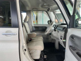 運転席の足元は広々としており、座席は大きく前後にスライド出来るので自分に合ったポジションで運転する事が出来ます。アクセルやブレーキにクセもなくとても運転のしやすい車両です。