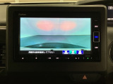 ギヤをR(バック)に入れるとナビの画面に後ろの映像が映るリアカメラ付です。後退時、コンディションが悪い視界でもカラーバックモニターがドライバーをサポートします。