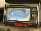 リバースギアに入れるだけで後方の表示へ切り替わります。夜間や雨の日の駐車も楽になりますよ。