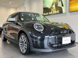 MINIのフロントグリルのデザインはイギリスで生まれた当初から、シルバーのサイドバーが折り重なった伝統的なデザインで御座います。その伝統はBMWのお車になってからでも少しずつ形を変えて守られております
