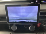 【バックカメラ】運転が苦手な方も車庫入れラクラクです!ギアをリバースに入れれば自動的に切り換わりますので、面倒な操作は不要です♪狭い駐車場もお車を傷つけず安心ですね!