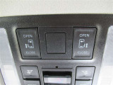 電動スライドドアのスイッチです。車内からもスイッチひとつでラクにドアの開閉できますよ♪
