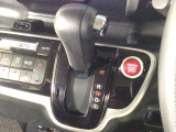 オートマチックシフトレバーは、手になじみ操作しやすい形状で安全運転にもつながります♪