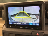 リバースギアに入れるだけで後方の表示へ切り替わります。夜間や雨の日の駐車も楽になりますよ。