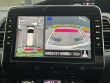 アラウンドビューモニターです。4つのカメラからの映像を合成・処理することで空から見下ろすような視点で周囲を確認でき、駐車時のクルマの位置確認がスムーズになります。