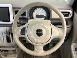 インテリアに合わせたデザインのステアリングは、運転される方のことも考え、運転しやすい形状、大きさです。是非一度、実際に触ってお確かめください。