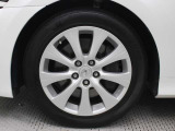 純正アルミホイールは精度が高く、走行の安定性が優れています。タイヤサイズ225/50R17