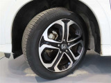 純正アルミホイール装着。タイヤサイズは215/55R17です。