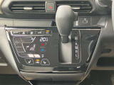 ◆オートエアコン◆車内に取り込む外気をキレイにして、安心おでかけ!操作性と視認性に優れたタッチパネル式です!凹凸が少なく、お掃除が楽にできます!