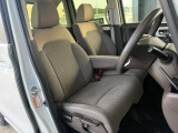 【フロントシート】アイポイントが高く、視界が開けているので、運転する際も快適♪シートも厚みがあり座り心地にこだわったシート設計になっているので、長時間ドライブの際も疲れを軽減してくれます☆