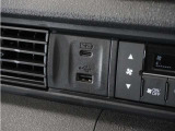 ◆USB接続端子◆スマホやiPodなどを接続して、いつもの音楽を車内でもお楽しみいただけます♪