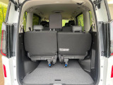 普段のお買い物や通勤、送迎等に十分な荷室スペースを確保しております。セカンドシートを倒すと、大きな荷物の積載も可能です♪