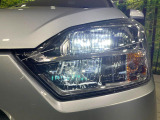 【LEDヘッドライト】悪天候や夜間走行時も良好な視界を確保し安心して運転できる高輝度LEDヘッドライトを装備!点灯速度が早く、消費電力も抑えられています。