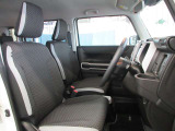 体をしっかり支えるシート形状と程よいクッション性で、運転姿勢を保ちやすい設計。シートポジションを細かく調整することが出来ますので体格に合わせたポジションづくりに対応します。