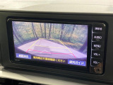 【バックカメラ】駐車時に後方がリアルタイム映像で確認できます。大型商業施設や立体駐車場での駐車時や、夜間のバック時に大活躍!運転スキルに関わらず、今や必須となった装備のひとつです!