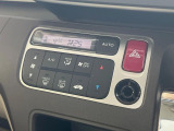 【オートエアコン】一度お好みの温度に設定すれば、車内の温度を検知し風量や温度を自動で調整。暑い&hellip;寒い&hellip;と何度もスイッチ操作をする必要はありません。快適な車内空間には必須の機能ですね♪