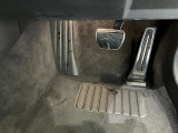 【ペダル】BMWはオルガン式アクセルペダルを採用しています。踏み込む足とペダルが同じ軌跡を描くため、かかとがずれにくく、アクセルコントロールがよりしやすくなるメリットがあります。