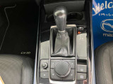 Pレンジの入れ忘れ警告などが可能なエレキシフト(電動シフト)を搭載したフローティングセンターコンソールです。