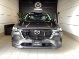 CX-60のお顔は「魂動(KODO)」デザインを基調に、垂直に切り立った厚みのある造形が特徴です。